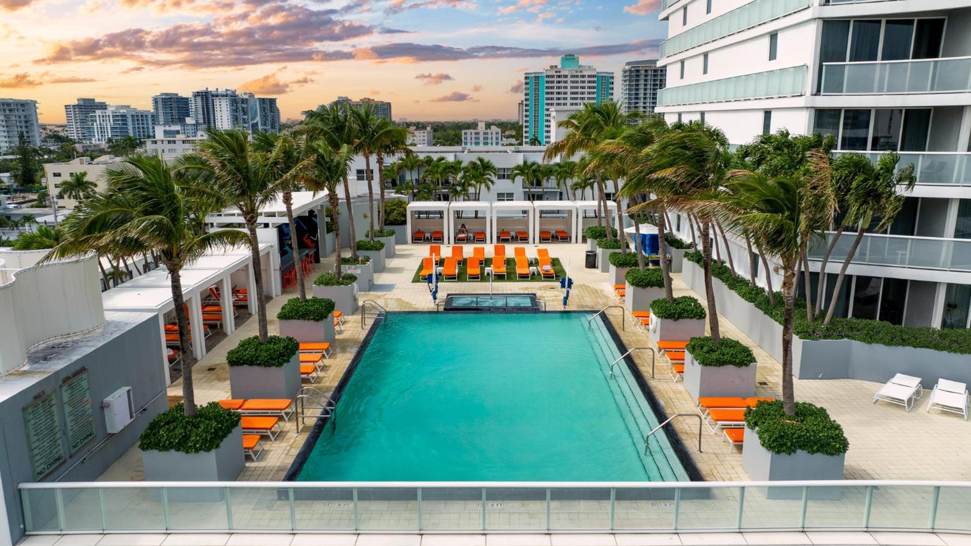 Luxury Corner 1 Bedroom W With Fantastic Intercoastal Views, Pool & Hot Tub *